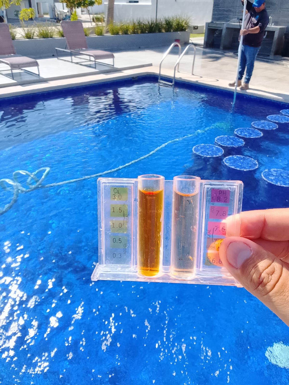 Personal de Picmas realizando mantenimiento y revisión del agua