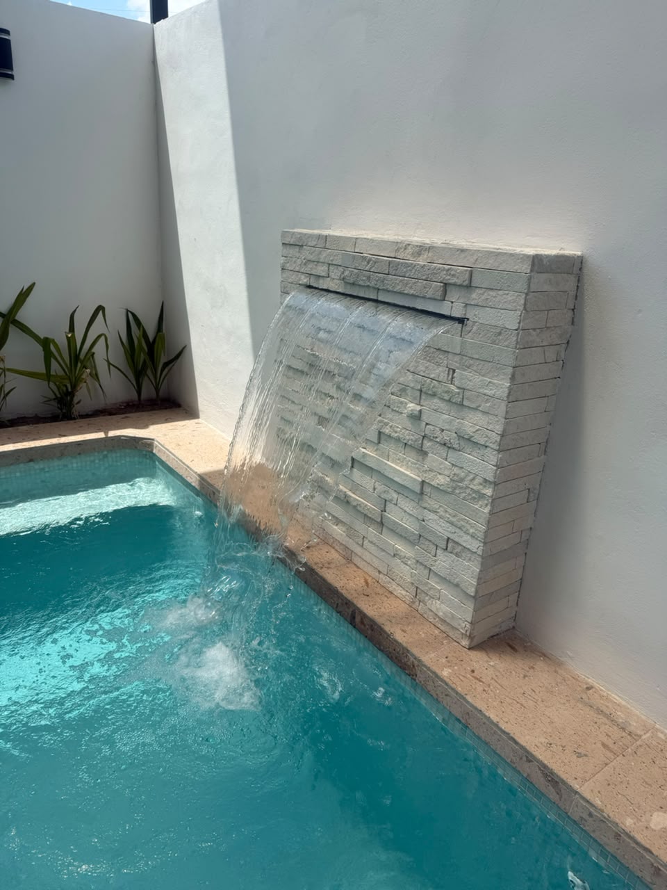 Detalle de cascada y agua cuidada en una alberca Picmas