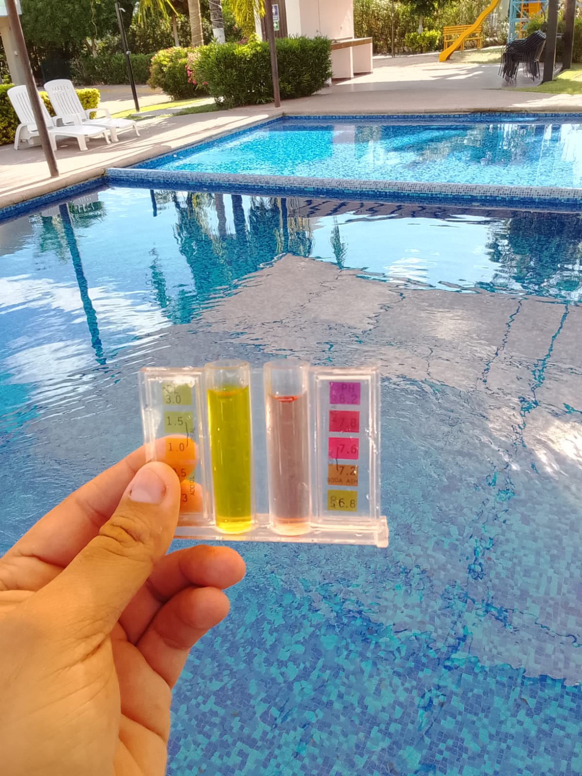 Muestra de agua de alberca en un kit de análisis